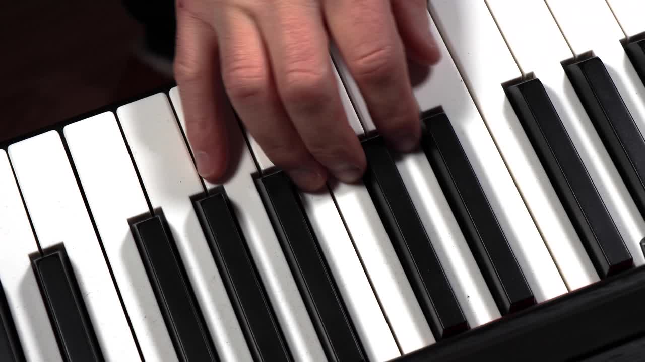 一段视频显示一名白人男性正在弹钢琴视频下载