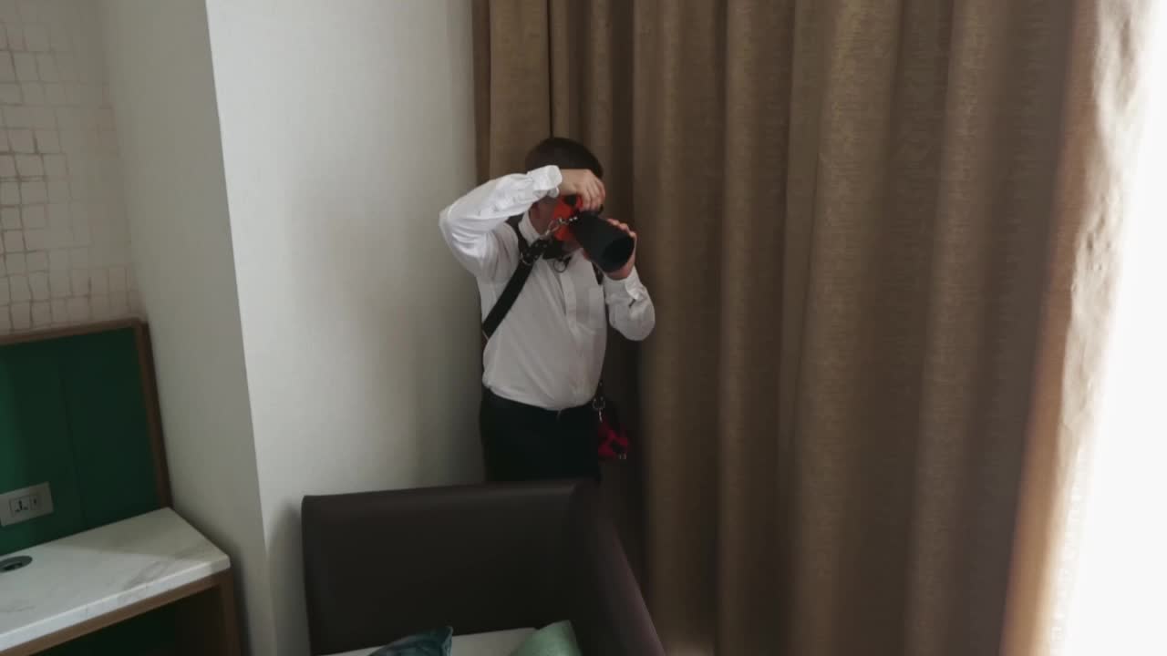 男摄影师在房间里拍照。视频下载
