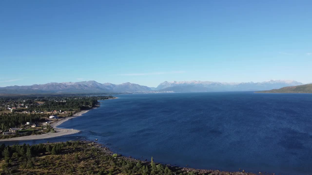 纳韦尔华皮湖与巴里洛切阿根廷和雪山后面的湖视频下载