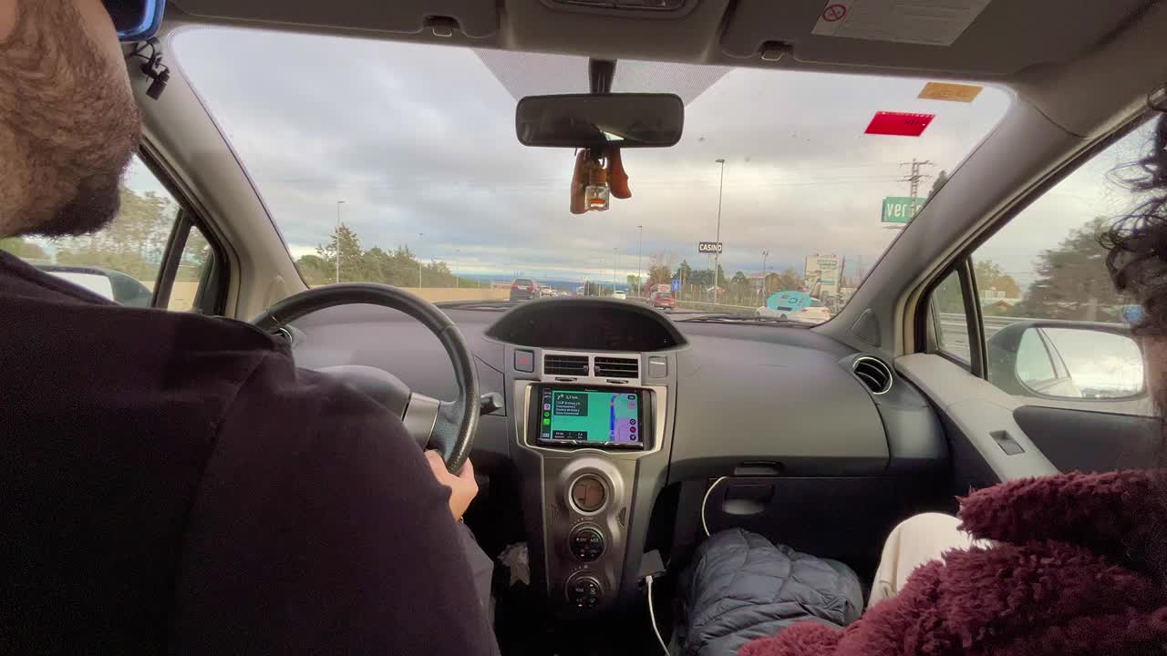 一对西班牙夫妇在一辆驶向西班牙加泰罗尼亚巴塞罗那的汽车里的特写视频下载