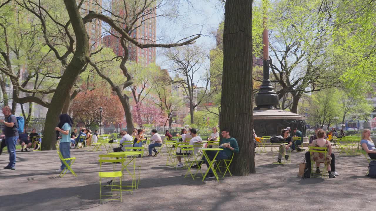 春天，人们在纽约联合广场公园的椅子上放松视频下载
