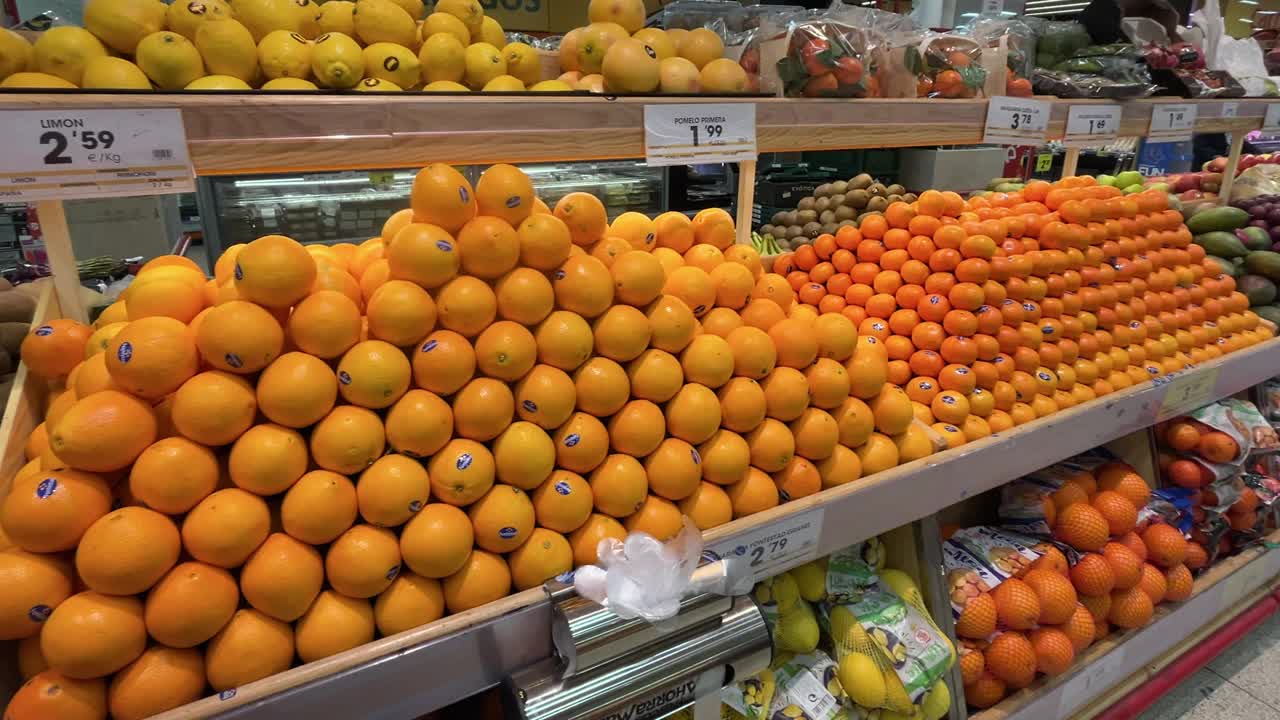 超市里的桔子和蔬菜视频下载