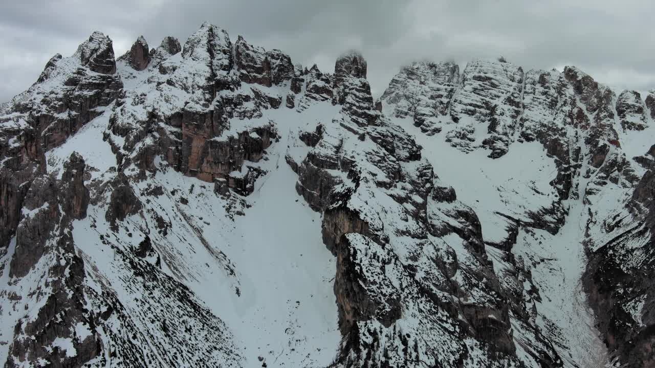 岩石雪山和云彩视频下载