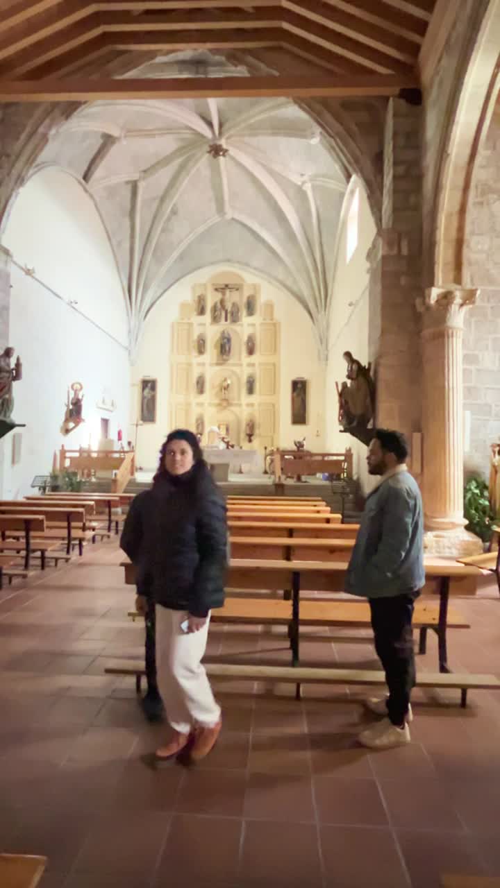 西班牙裔家庭在拉斯卡弗里亚镇天主教堂街。西班牙加泰罗尼亚视频下载