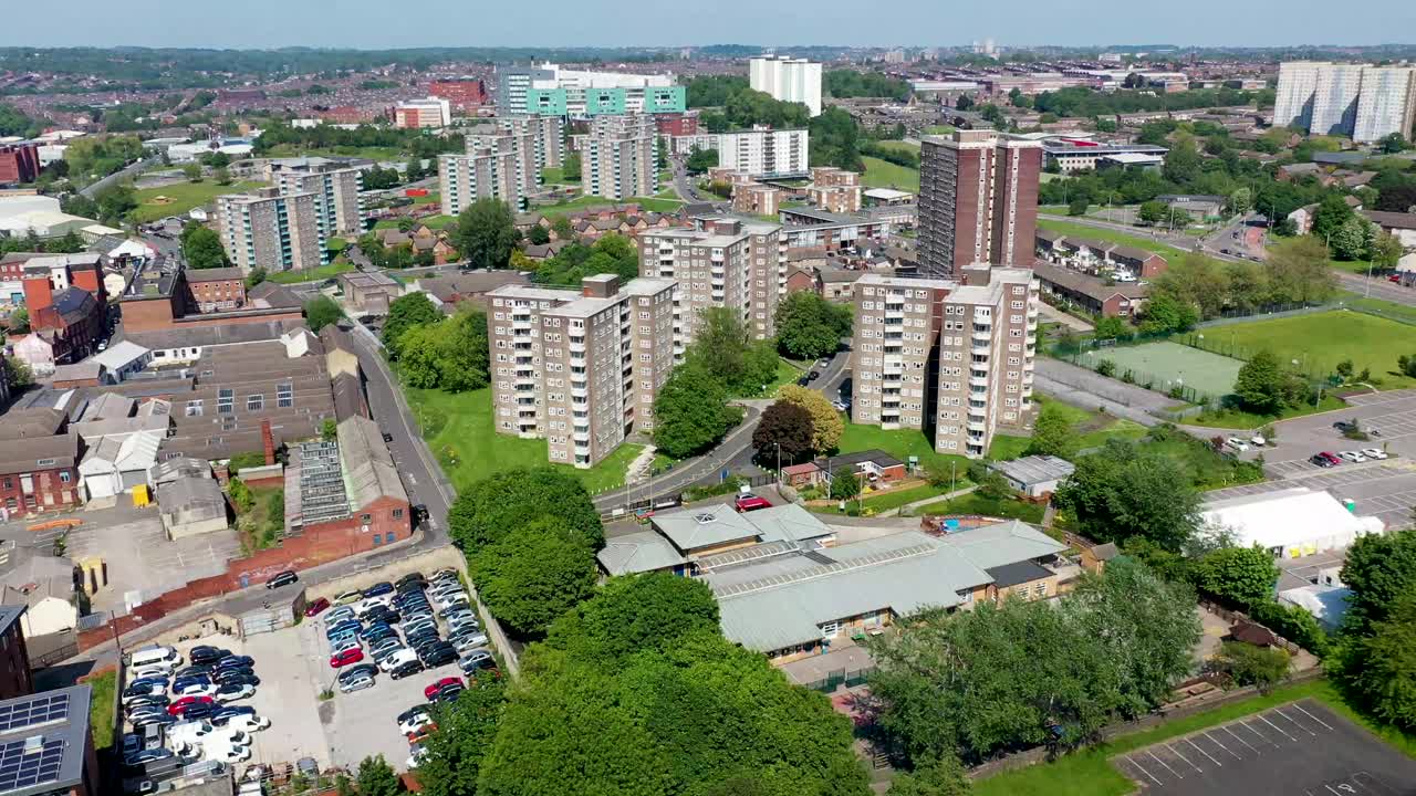 英国利兹市中心的航拍画面显示了住宅区和公寓楼视频下载