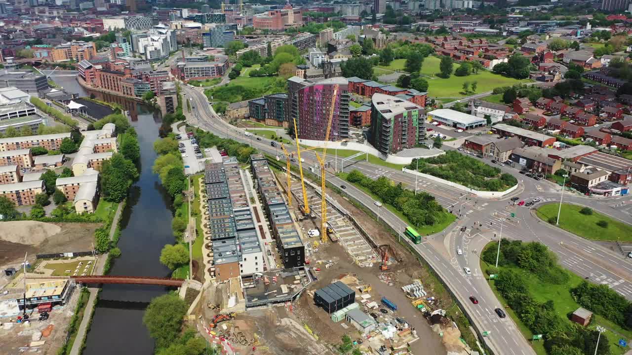 英国利兹市，利兹和利物浦运河边的绿色住宅区正在进行建筑工程的航拍画面视频下载