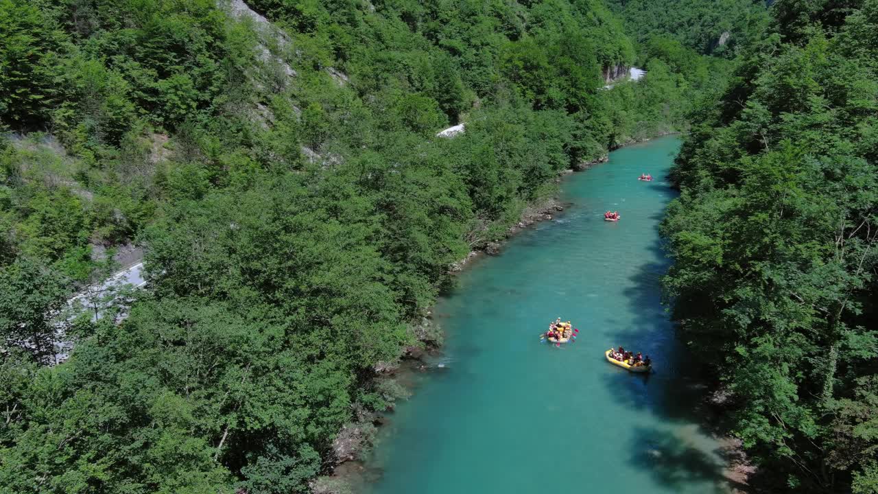 在夏日的山河上泛舟视频下载
