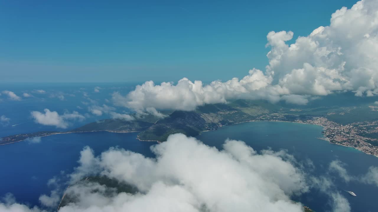 鸟瞰科托尔湾上空的云层视频下载