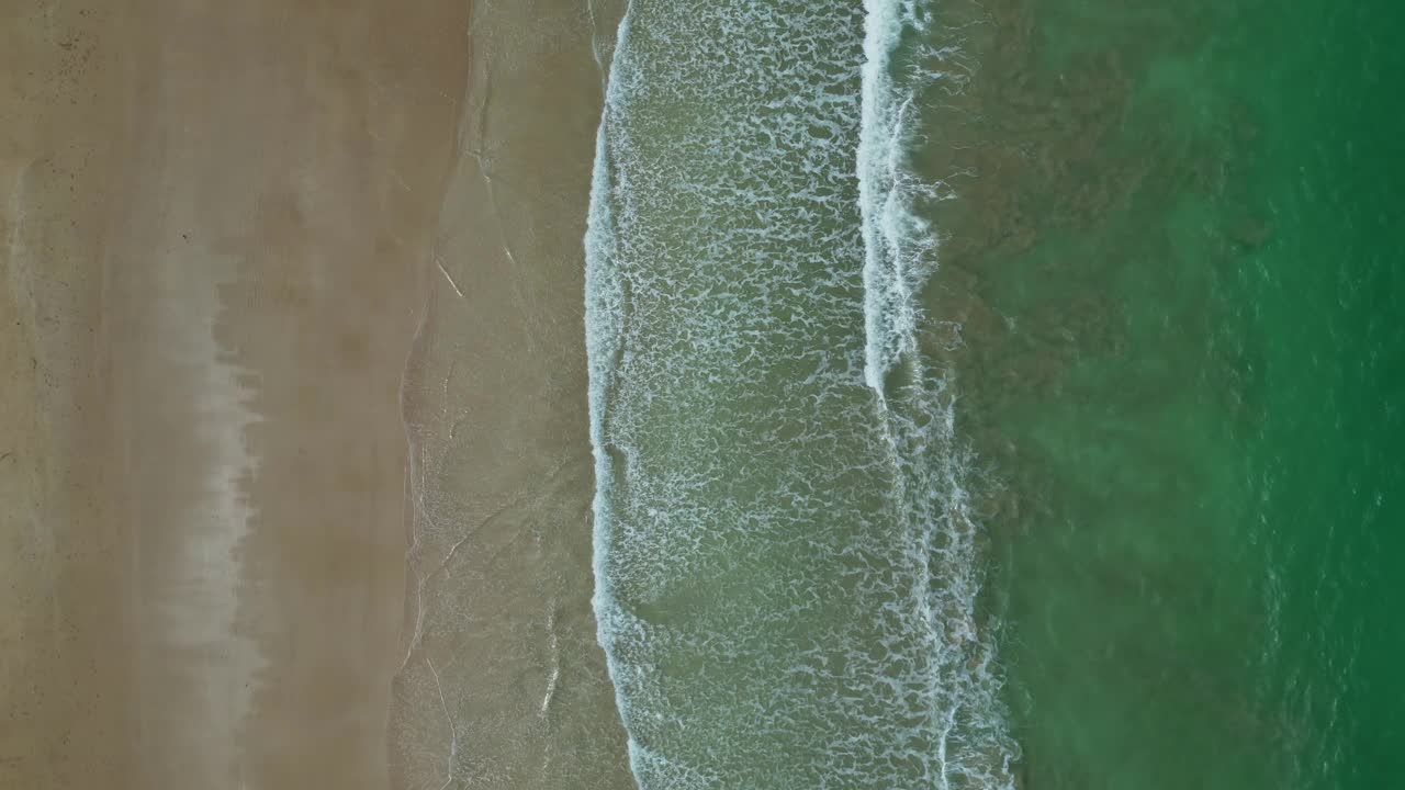 海浪拍打着沙滩视频下载