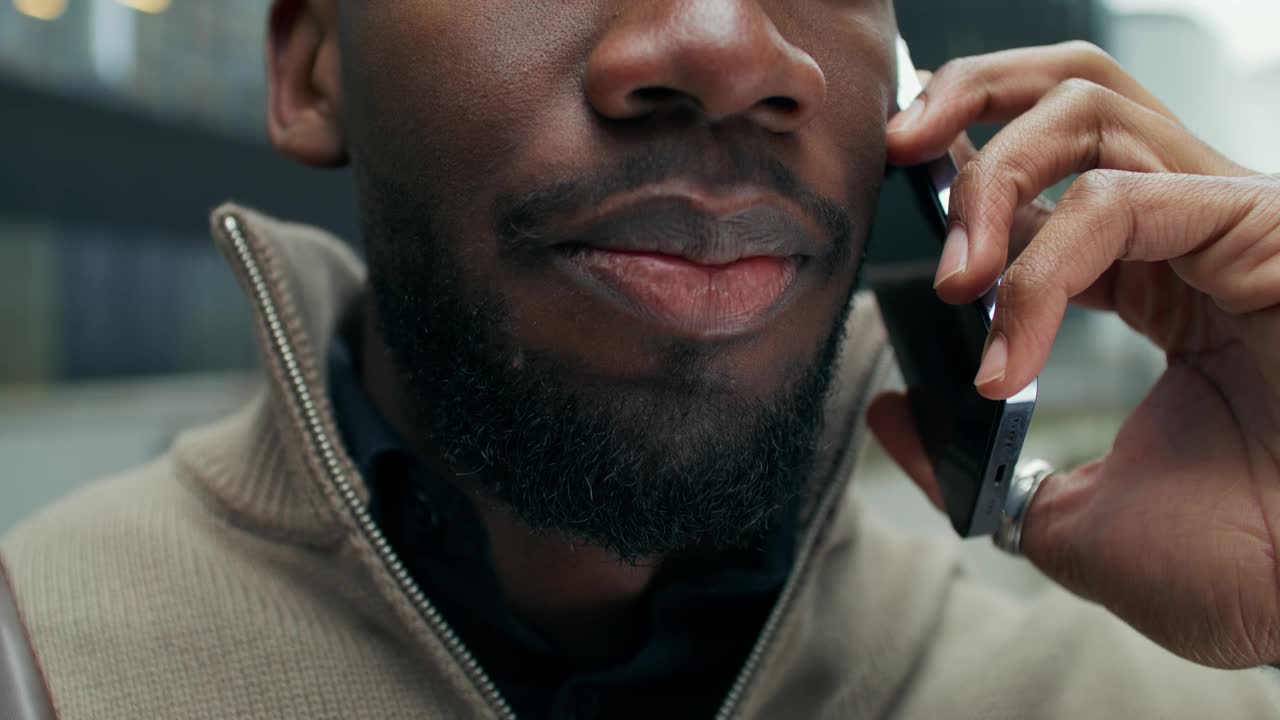 一个男人正在城市里用手机打电话视频下载