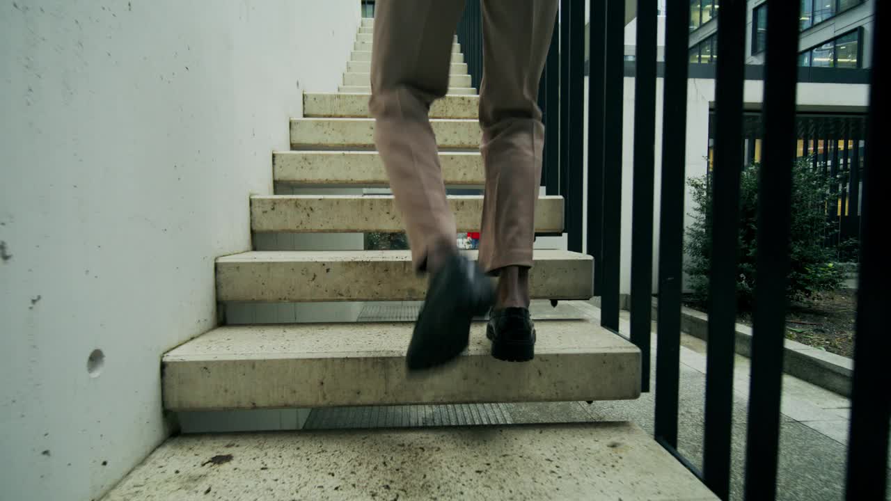 一个男人走在外面的楼梯上视频下载