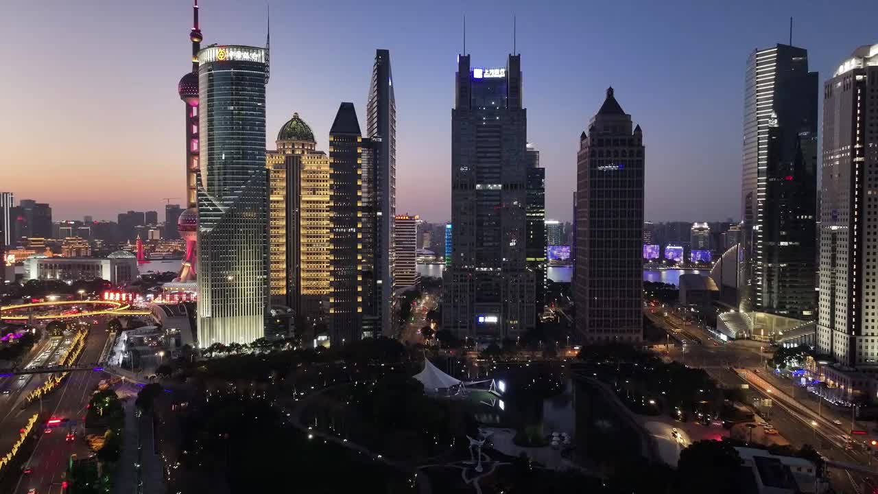 黄昏时上海城市天际线鸟瞰图视频下载