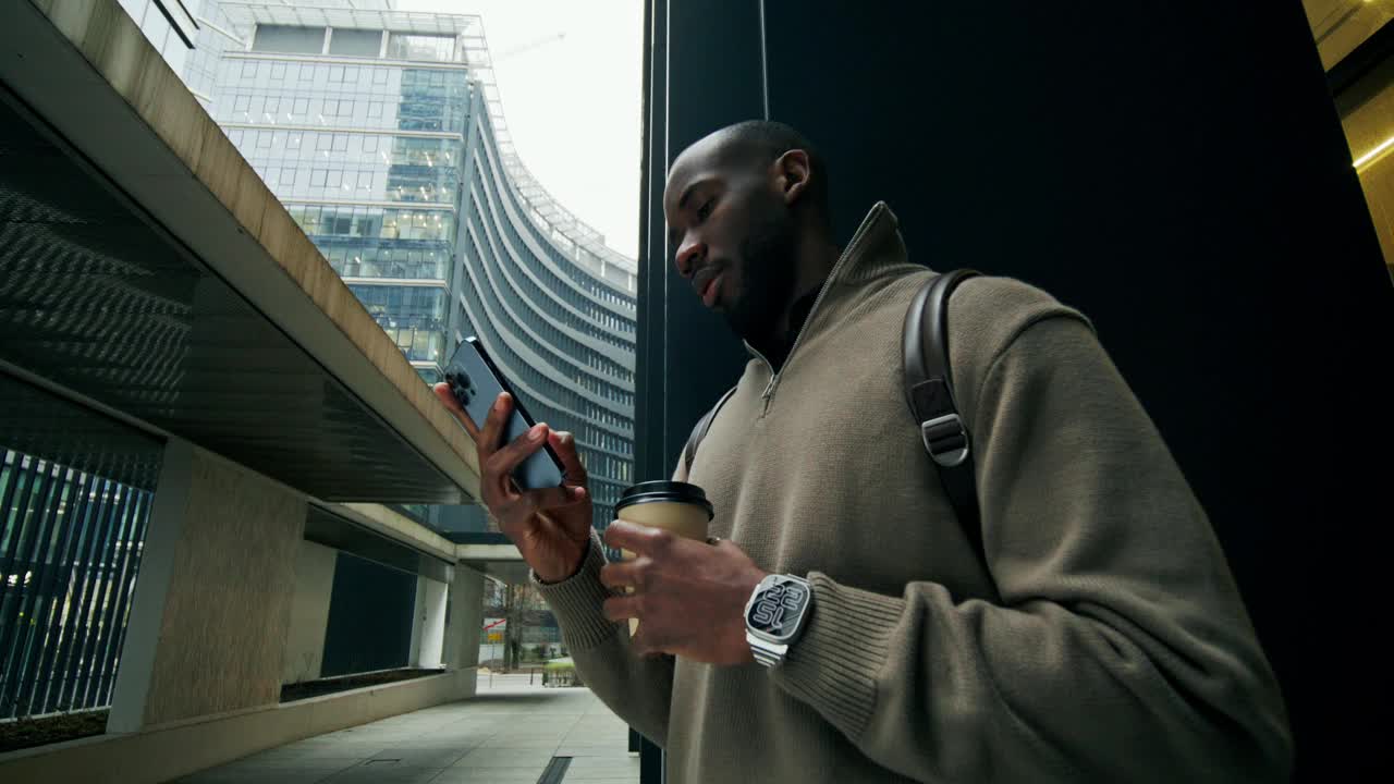 一名男子在城市里使用手机视频下载