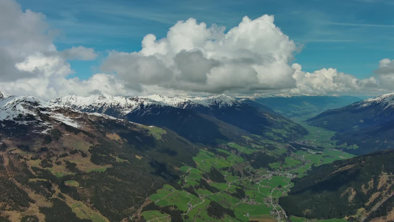 村庄在山谷和高山在阿尔卑斯山视频下载
