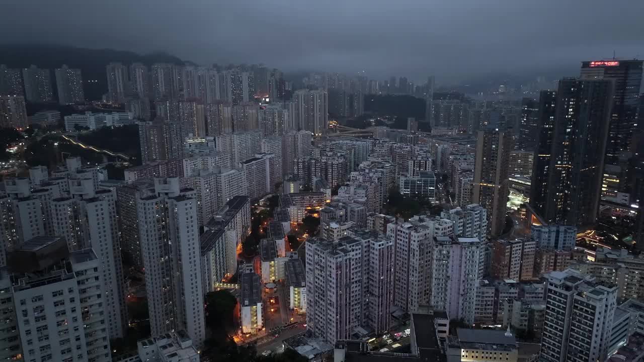 阴天，无人机拍摄香港城市天际线和拥挤的摩天大楼视频下载