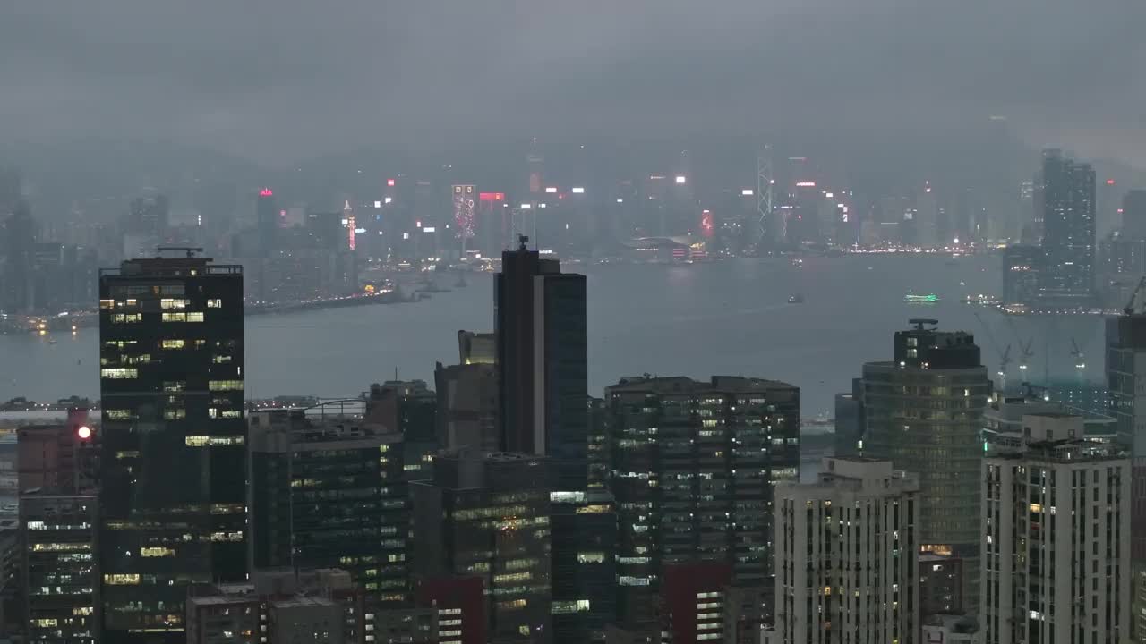 阴天，无人机拍摄香港城市天际线和拥挤的摩天大楼视频下载