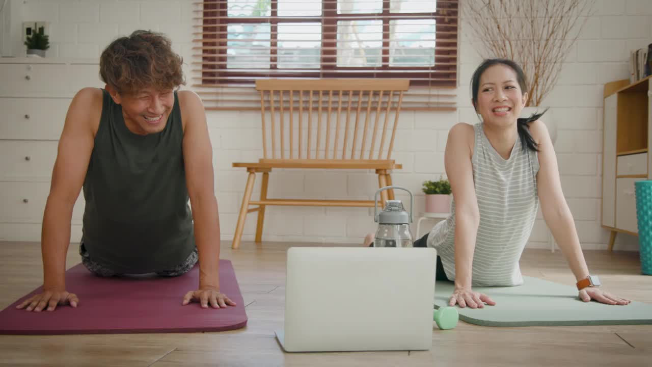 亚洲成熟夫妇在家里一起做瑜伽或力量训练视频下载