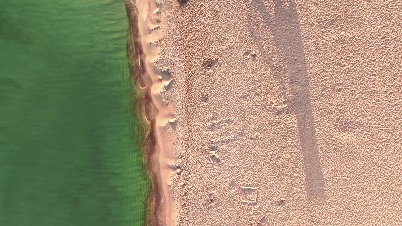 夏季海滩上救生塔的俯视视图视频下载