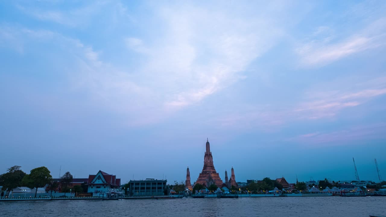 随着时间的流逝，湄南河沿岸的Phra Prang Wat Arun格外美丽。视频下载