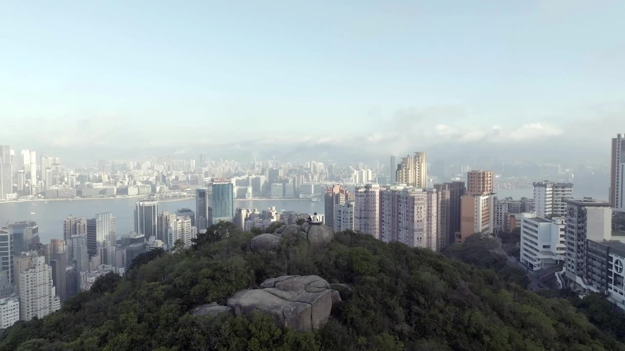 从宝马山顶俯瞰香港。视频下载