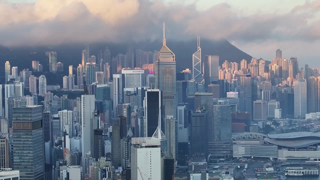 日出时香港维多利亚港鸟瞰图视频下载