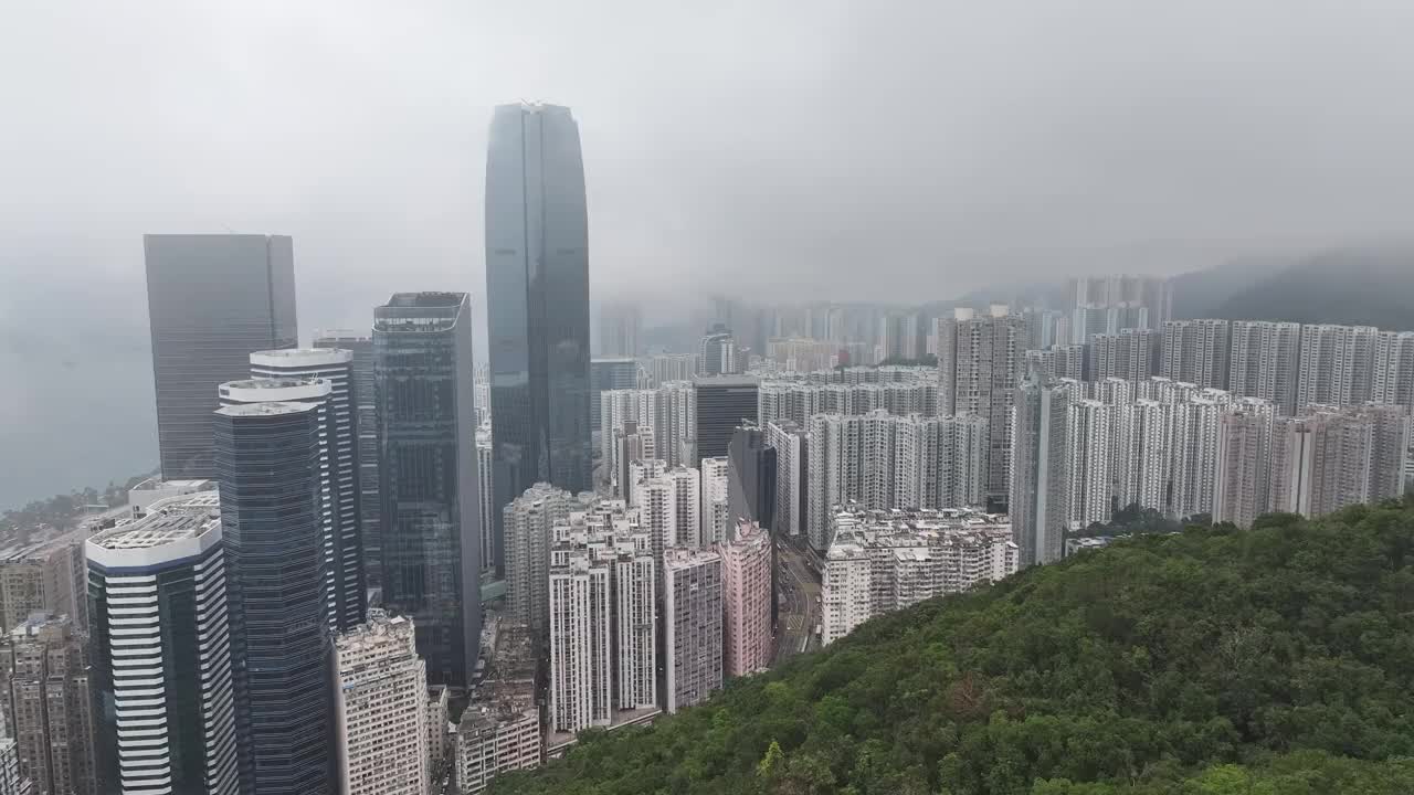 从无人机上看香港，城市天际线上挤满了摩天大楼视频下载