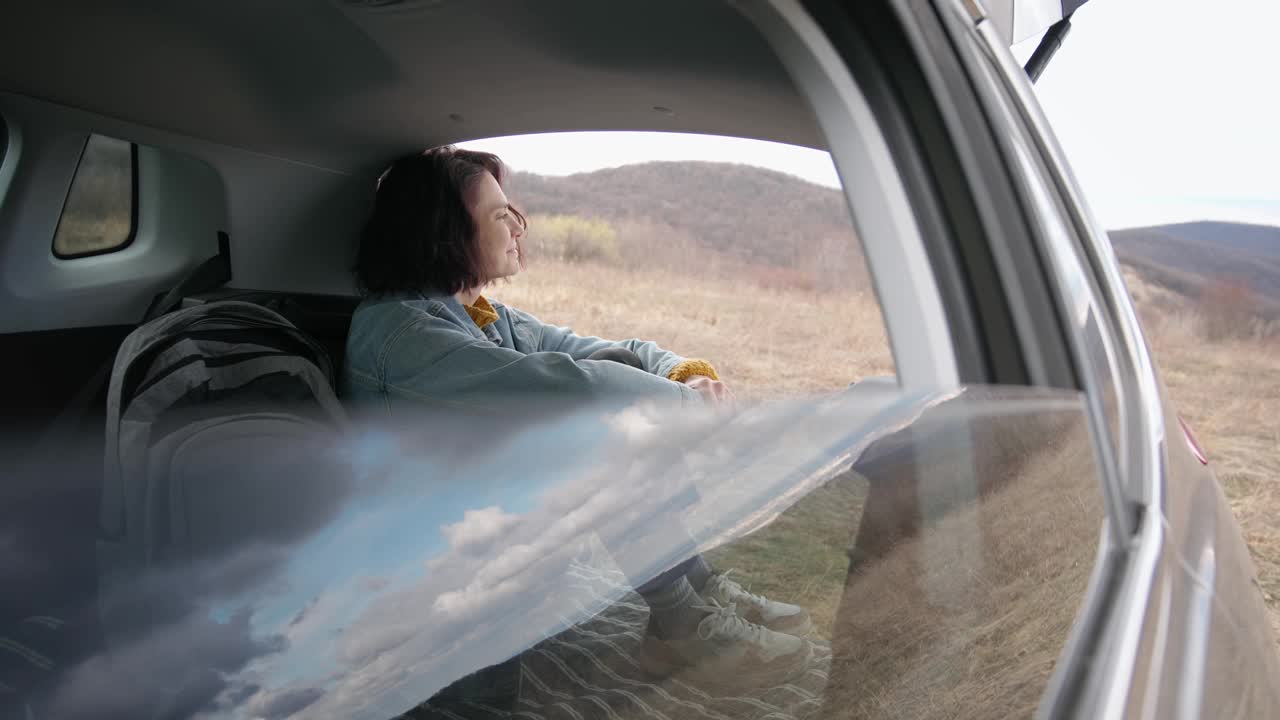 一位年轻的女旅行者正在放松地欣赏风景视频下载