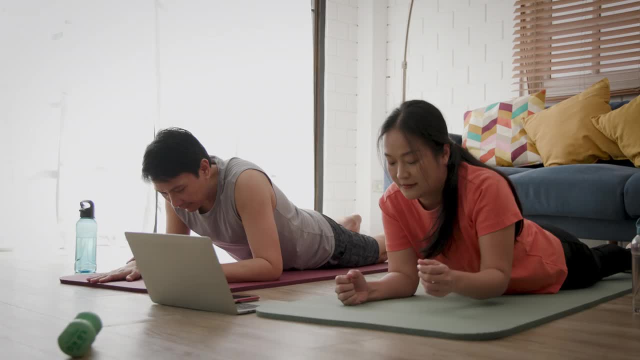 亚洲成熟夫妇在家里一起做瑜伽或力量训练视频下载