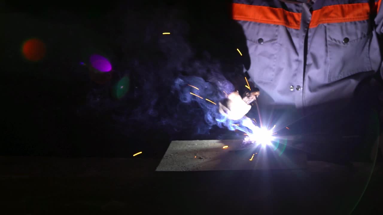 工人戴着防护面具在车间焊接视频下载