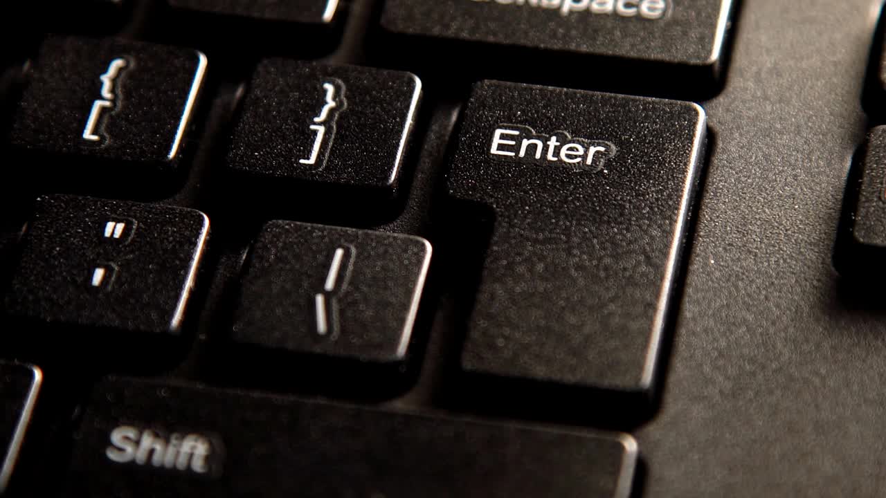 手指在黑色电脑键盘上按回车键视频下载