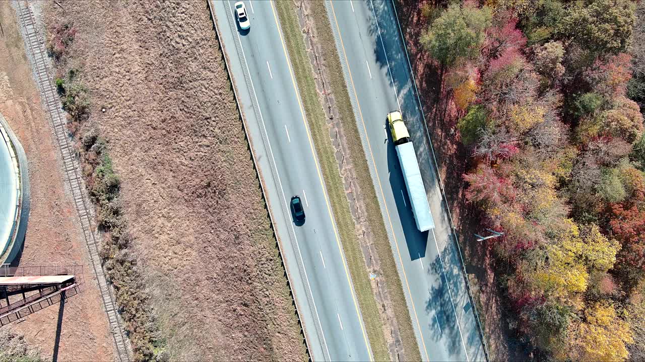美国南卡罗来纳高速公路上的车辆被森林中秋天的树木所包围视频下载
