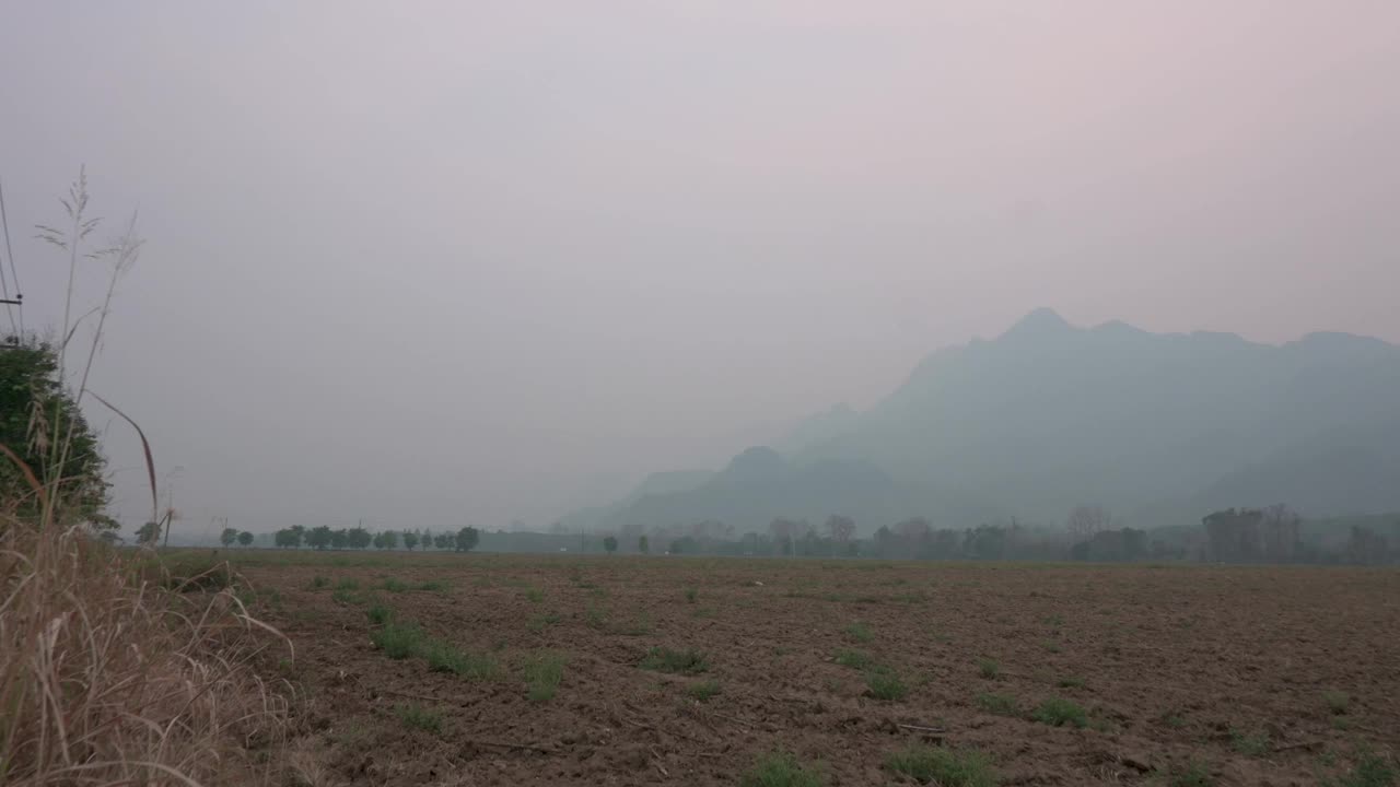 泰国清莱，在高空气污染期间，雾霾覆盖着越南山的全景景观视频下载