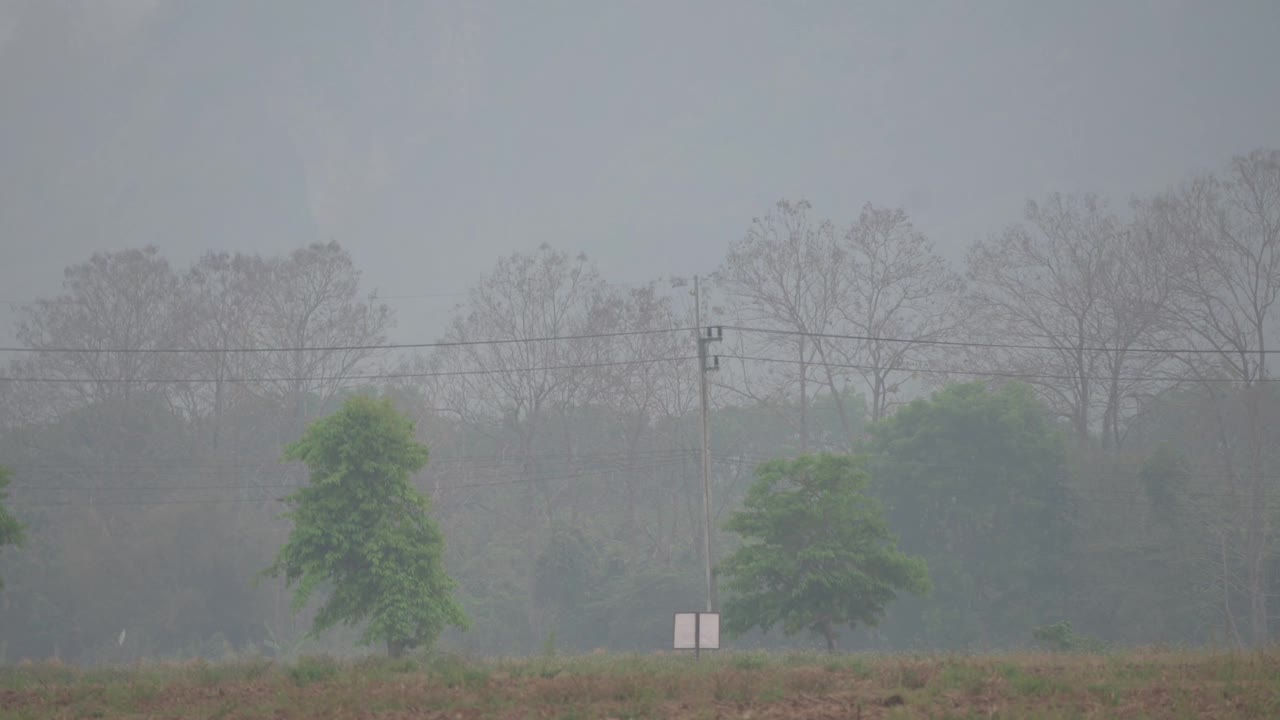 泰国清莱，在高空气污染期间，沿雾霾覆盖Doi Nang norn山的低能见度剖面视频下载