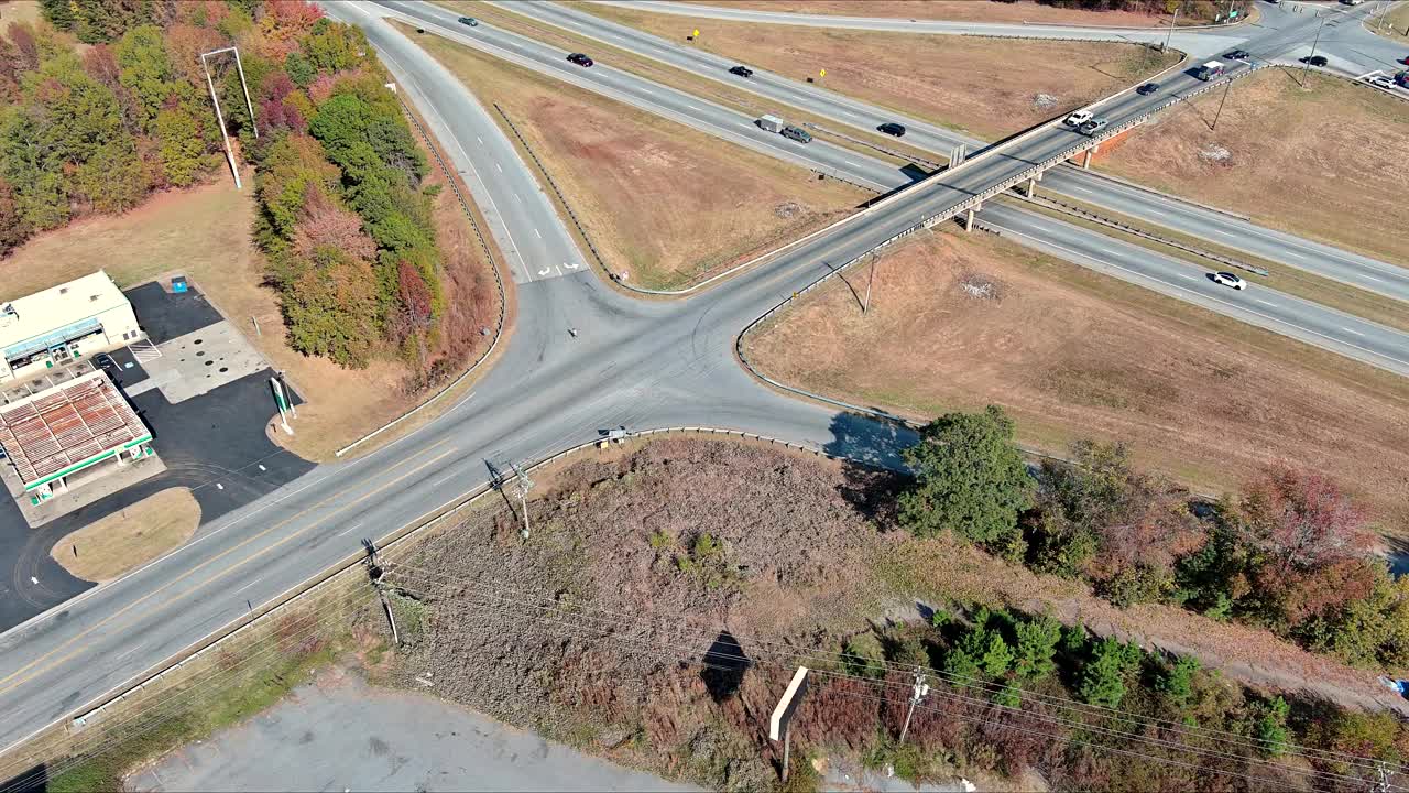 美国南卡罗莱纳森林中的一条高速公路，车辆行驶迅速，周围环绕着秋色的树木视频下载