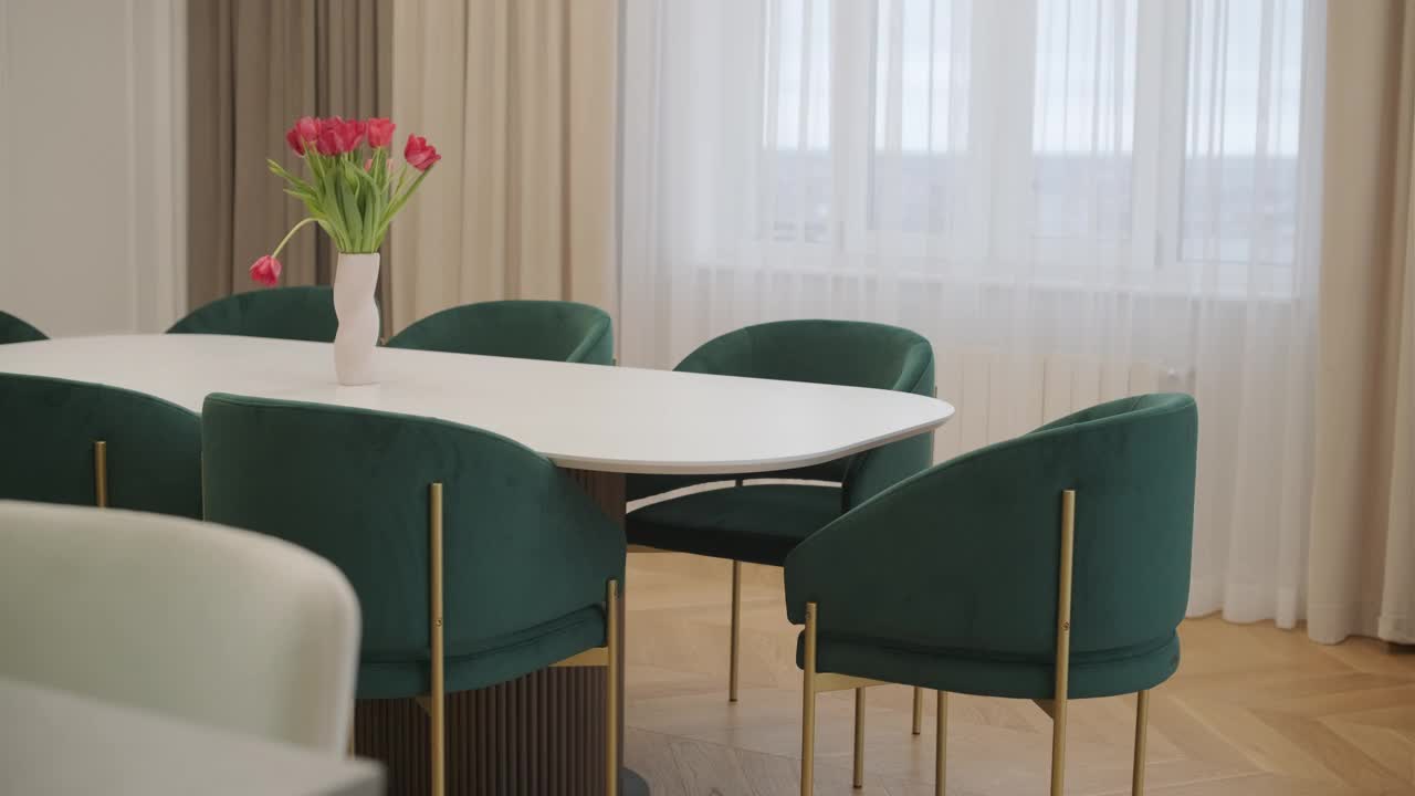 视频室内房间的设计和装修现代极简风格的生活和用餐区一室公寓。视频下载