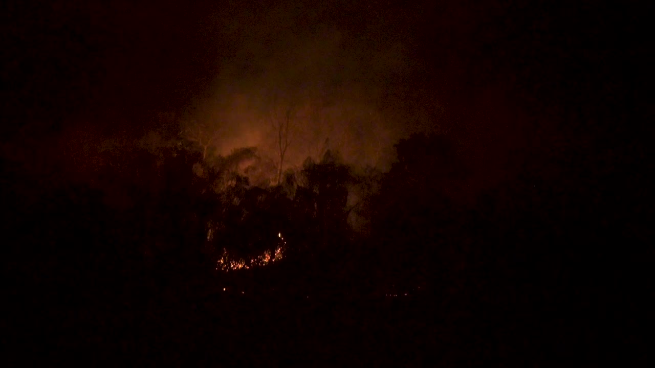 泰国山上的野火在夜晚发光视频下载
