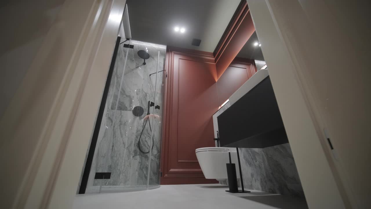 时尚的浴室设有大理石墙壁，圆形镜子，陶土色调，和哑光黑色装置的别致和现代的感觉视频下载
