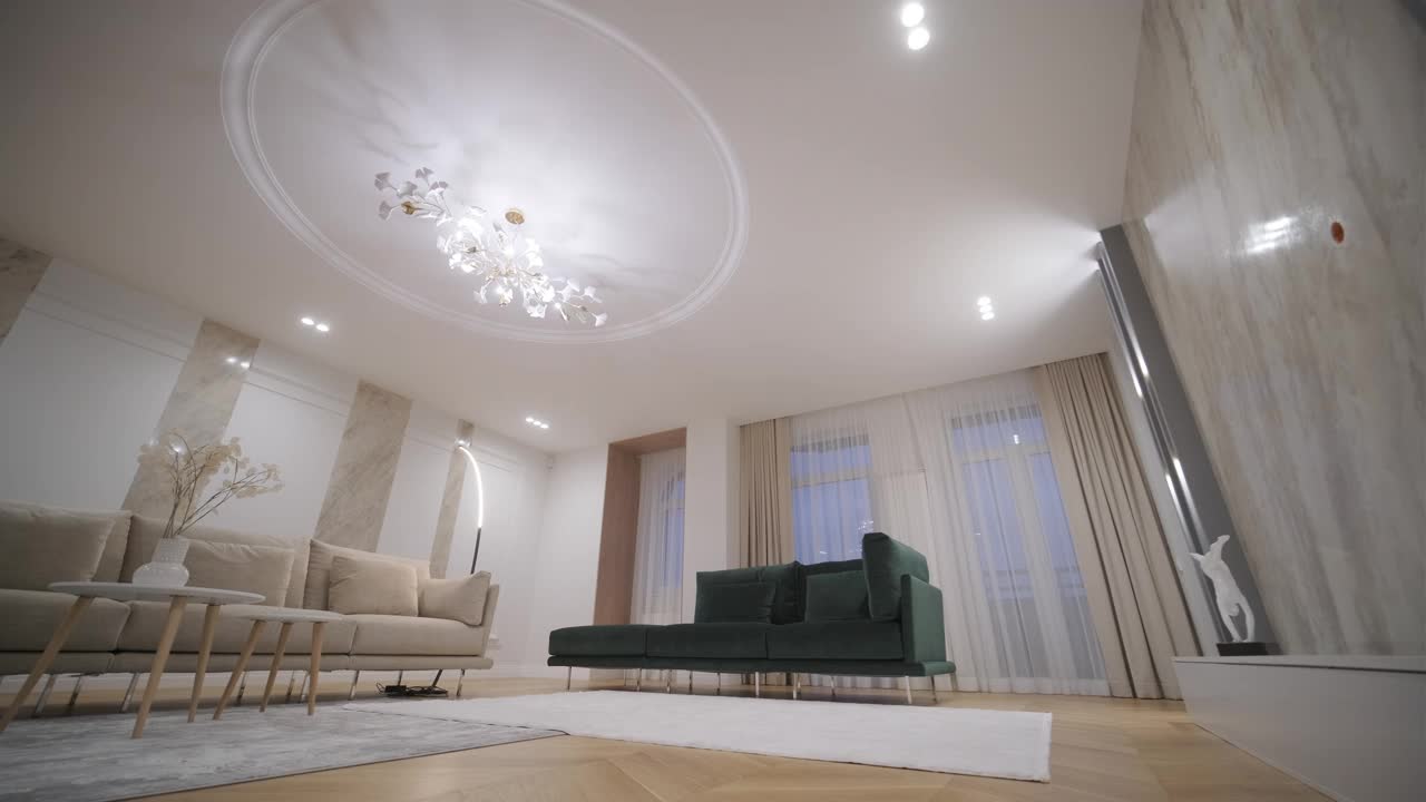 精致的客厅由独特的天花板灯具照明，优雅的米色和绿色沙发设置一个宁静，高档的氛围视频下载