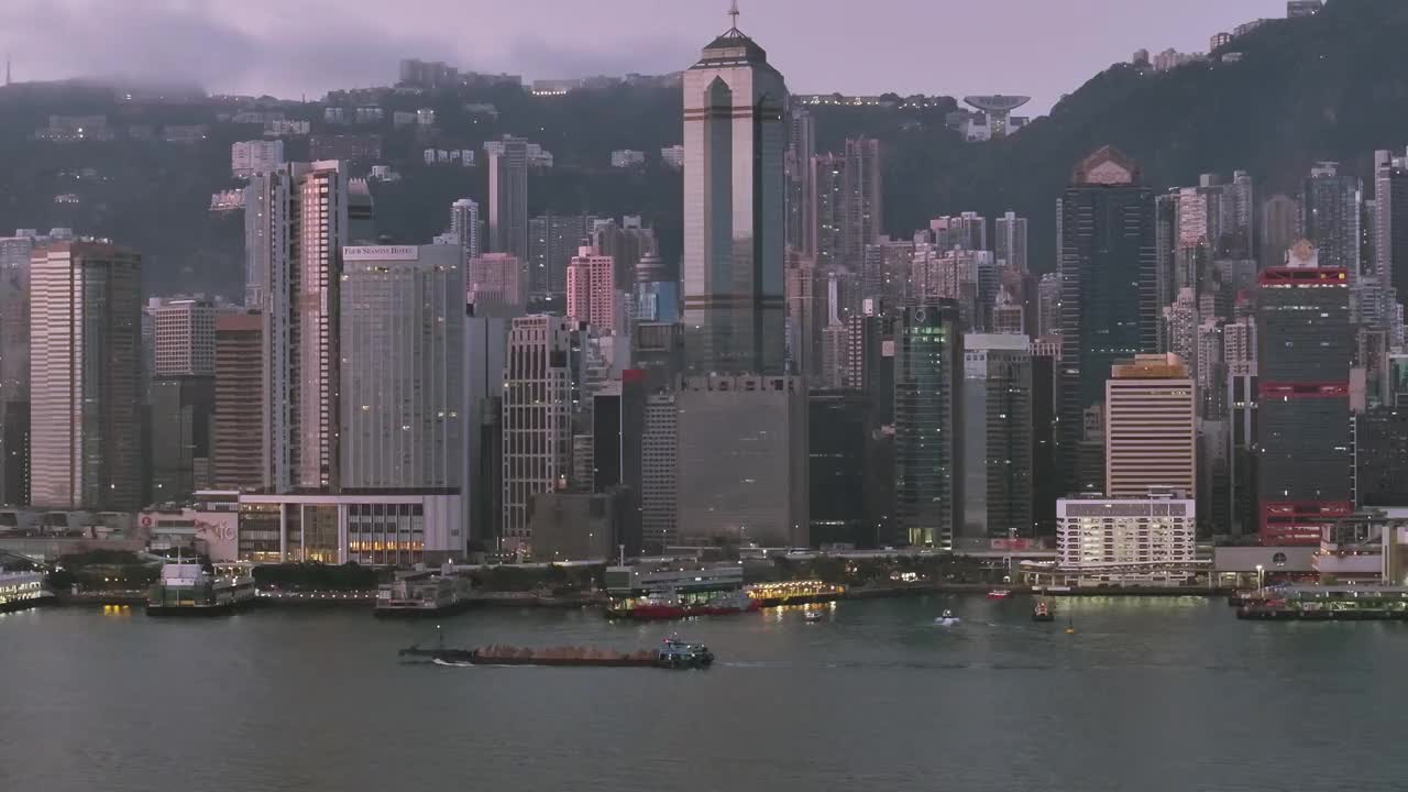 日落时分的香港维多利亚港观景台视频下载