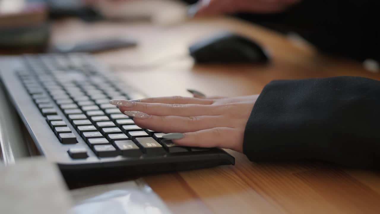 自由职业者的开发人员在共同工作时在笔记本电脑键盘上输入程序代码的特写。商人在工作在工作在办公室。咖啡店的广告文案在电脑键盘上写文字。视频下载