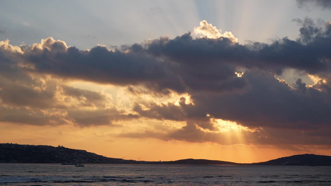 从马耳他的船上欣赏令人惊叹的日落海景视频下载
