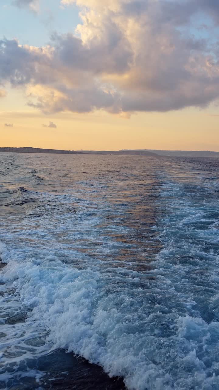 日落时分，马耳他移动船只上的海水上的泡沫痕迹视频下载