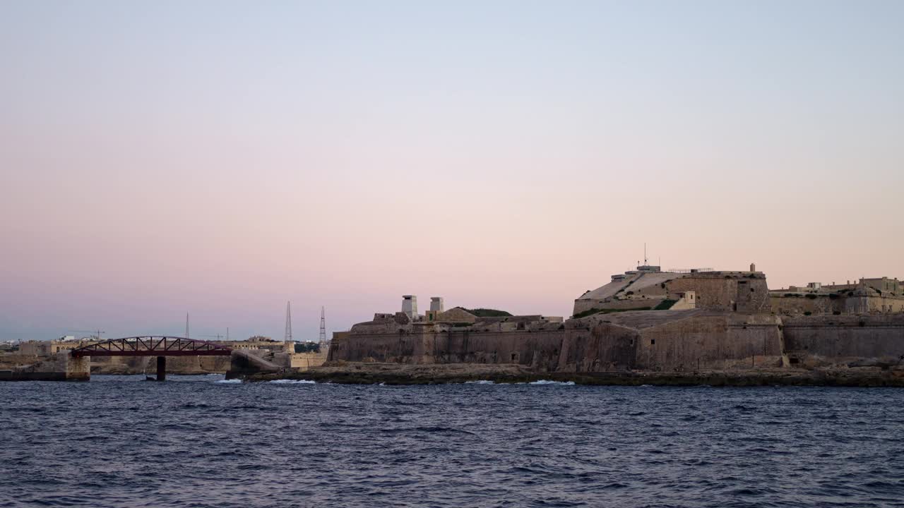 从马耳他的一艘客船上俯瞰瓦莱塔的白天景色视频下载
