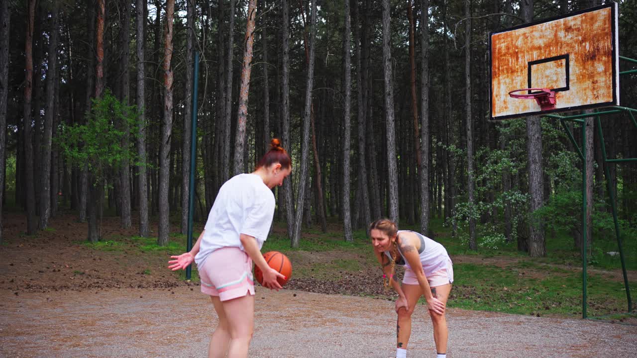 两个年轻的女大学生在打篮球视频下载