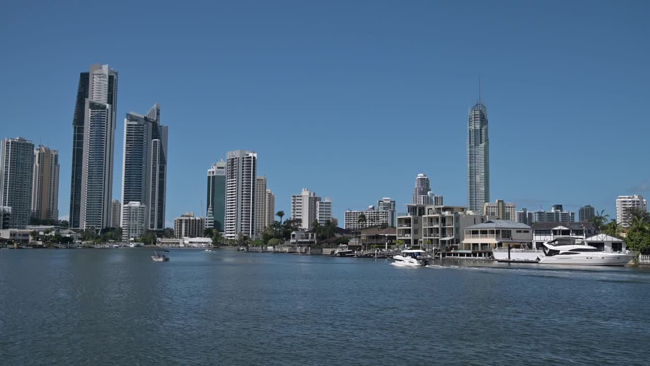 摩托艇在澳大利亚昆士兰州黄金海岸的内朗河上航行视频下载