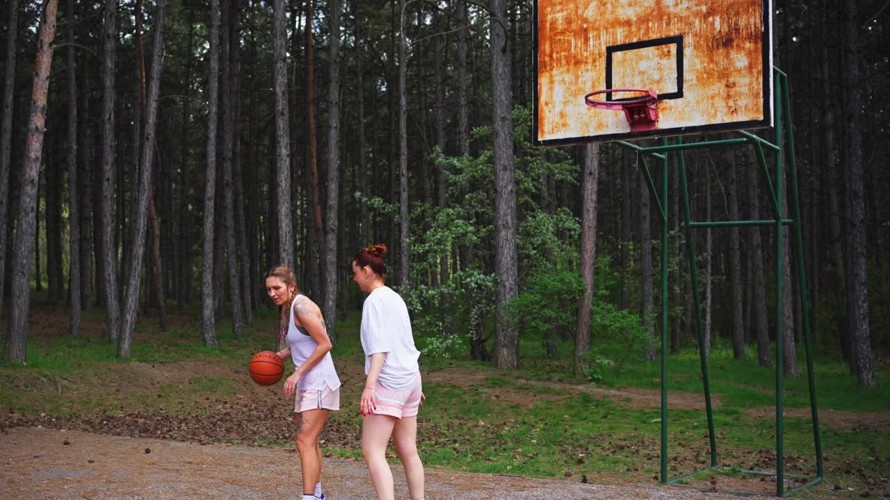 两个年轻的女大学生在打篮球视频下载