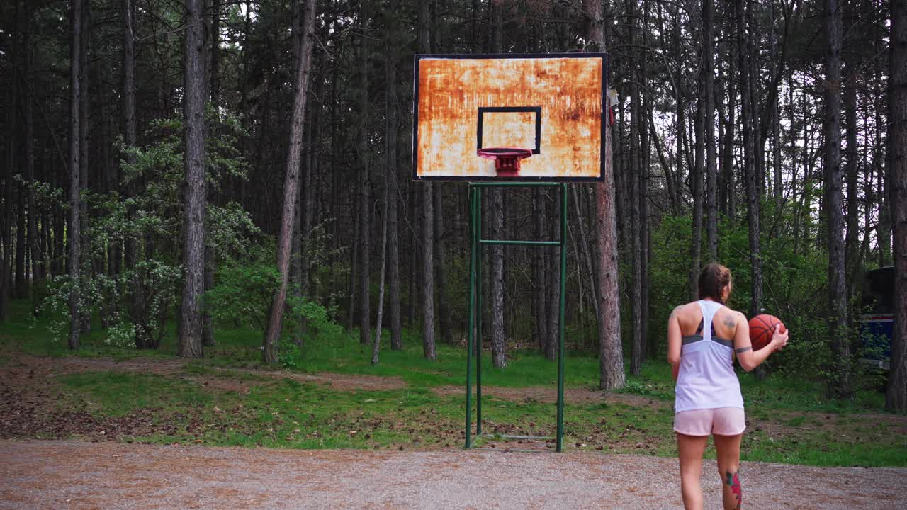一个女人在打篮球视频下载