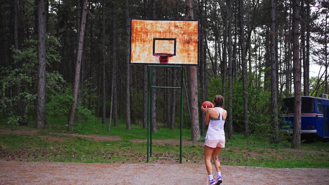 一个女人在打篮球视频下载