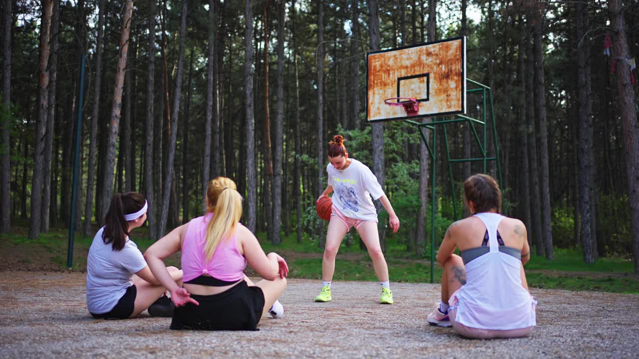 一群年轻女子计划在公园里打篮球和训练视频下载