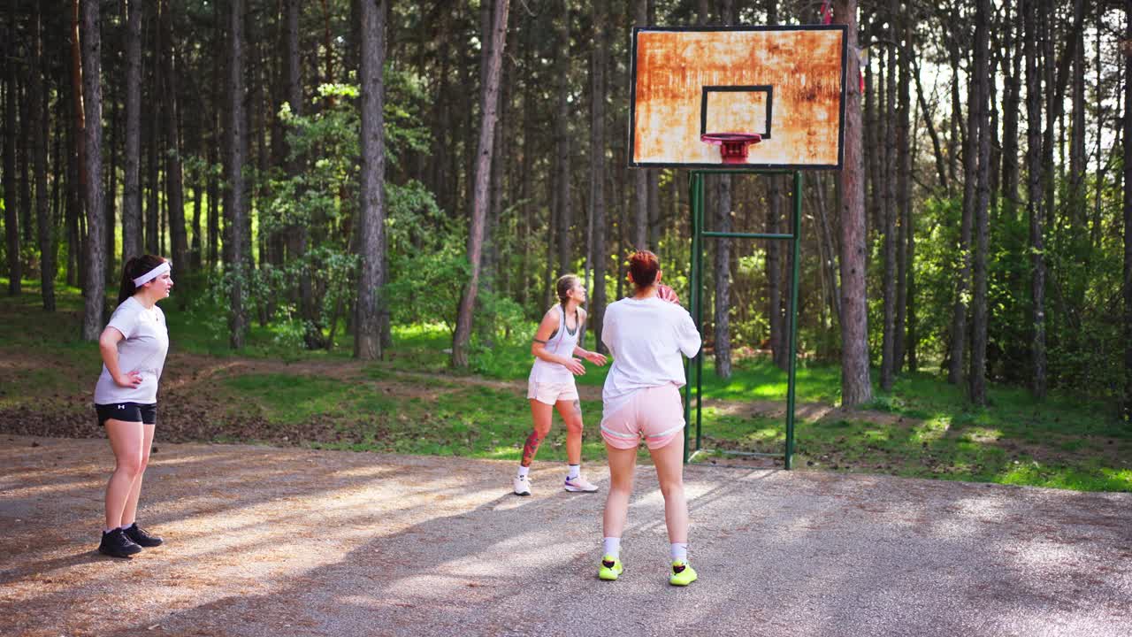 一群年轻的女大学生在打篮球视频下载
